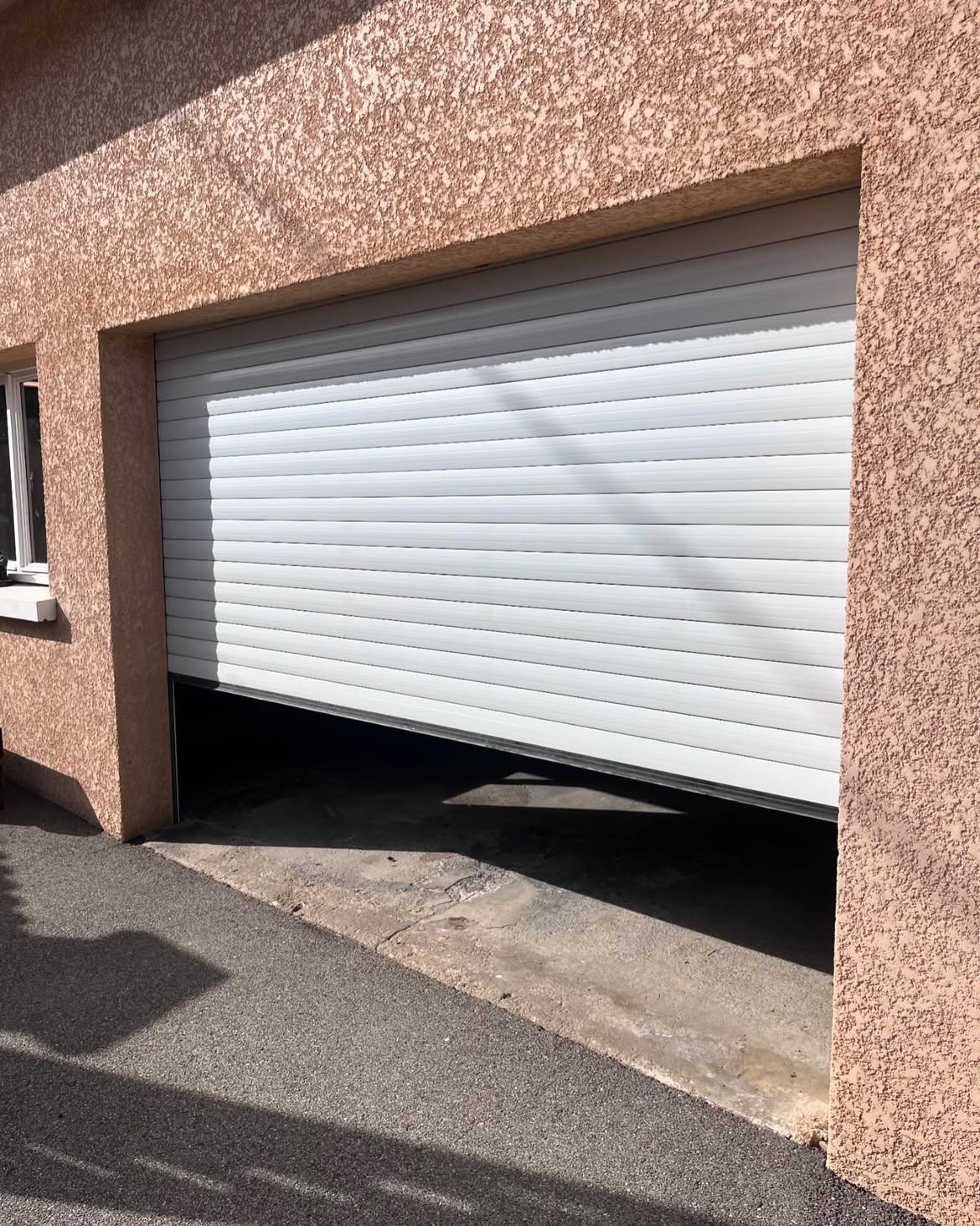 Porte de garage enroulable et volets installés par A.D.M.F